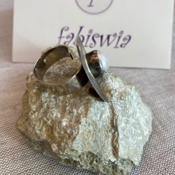 Ring - Picture 2 of 5